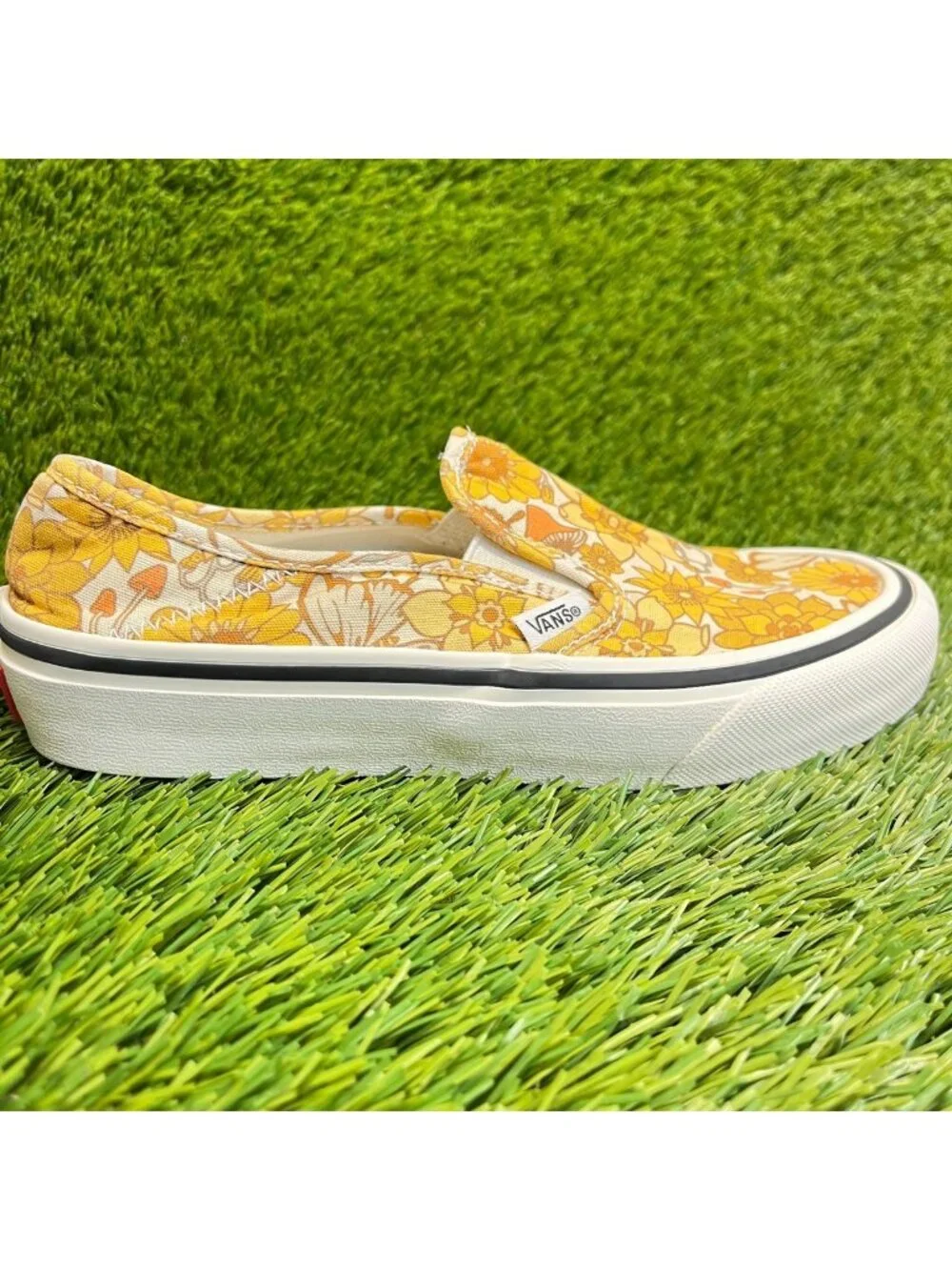 Vans Slip-On Trippy Floral Womens Size 6 Yellow Athletic Skate Shoes Sneakers